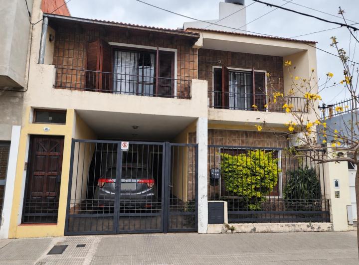 Casa · 206m² · 8 Ambientes · 1 Cochera
