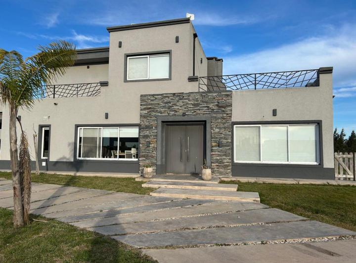 Casa · 277m² · 7 Ambientes · 4 Cocheras