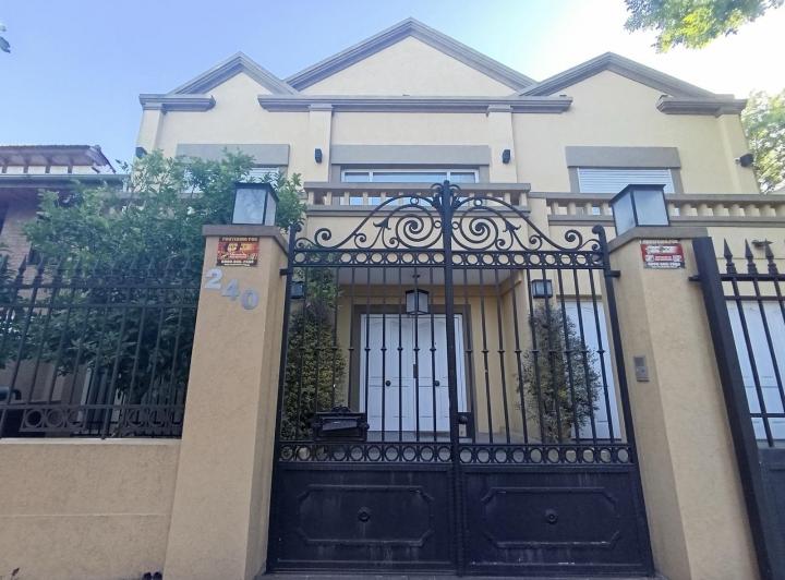 Casa · 330m² · 6 Ambientes · 1 Cochera