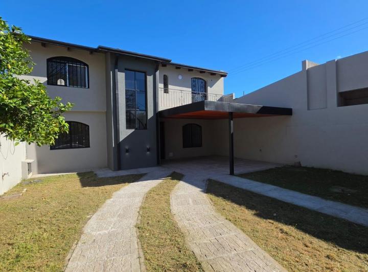Casa · 145m² · 4 Ambientes · 1 Cochera