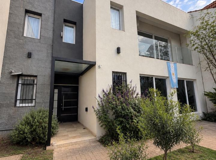 Casa · 200m² · 4 Ambientes