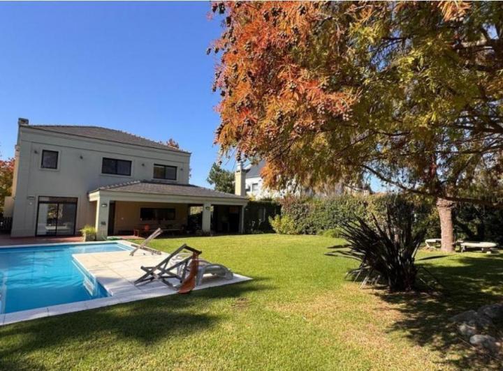 Casa · 197m² · 6 Ambientes · 4 Cocheras