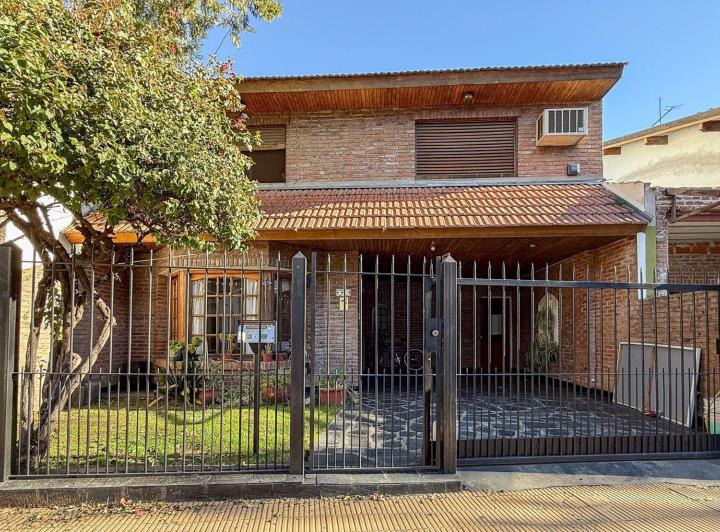 Casa · 248m² · 5 Ambientes · 1 Cochera