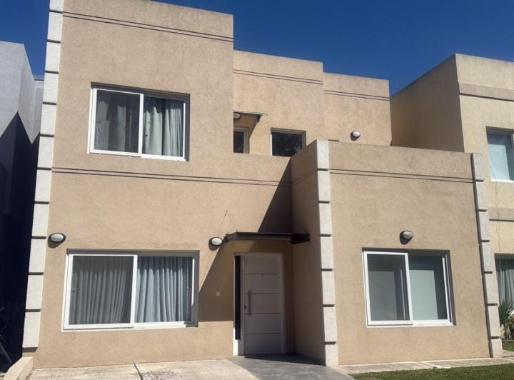 Casa · 139m² · 4 Ambientes · 1 Cochera
