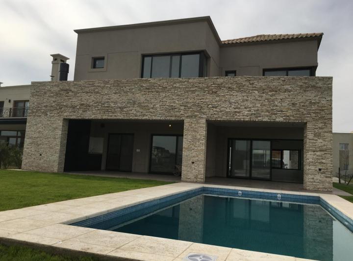 Casa · 249m² · 4 Ambientes · 2 Cocheras