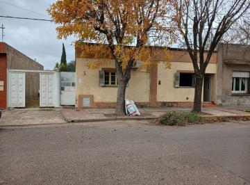 Casa · 115m² · 6 Ambientes · 1 Cochera · Venta Casa a Reciclar Frente a Escuela en Firmat