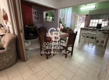 Casa · 128m² · 8 Ambientes · Casa Interna en Candioti Norte de 3 Dorm., con Patio y Terraza.