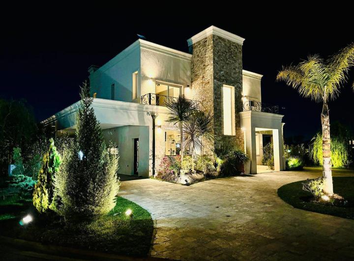 Casa · 215m² · 4 Ambientes · 4 Cocheras