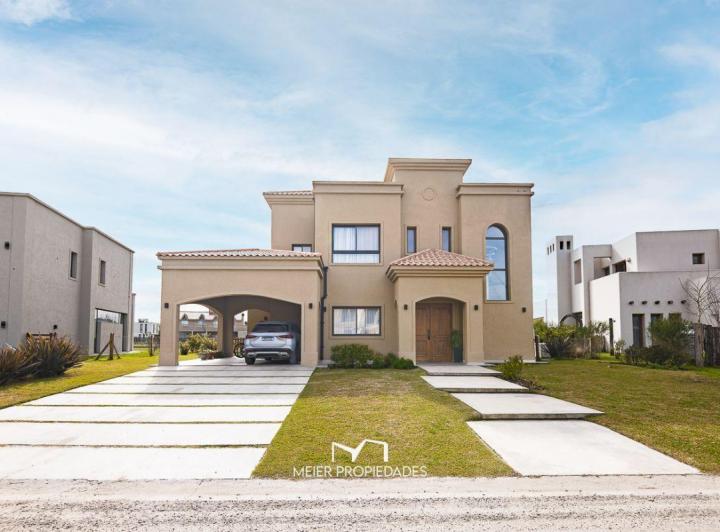 Casa · 250m² · 5 Ambientes · 2 Cocheras