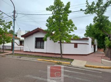 Casa · 6 Ambientes · 1 Cochera · Casa en Godoy Cruz