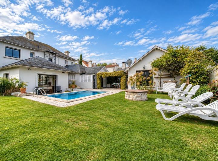 Casa · 350m² · 6 Ambientes · 4 Cocheras