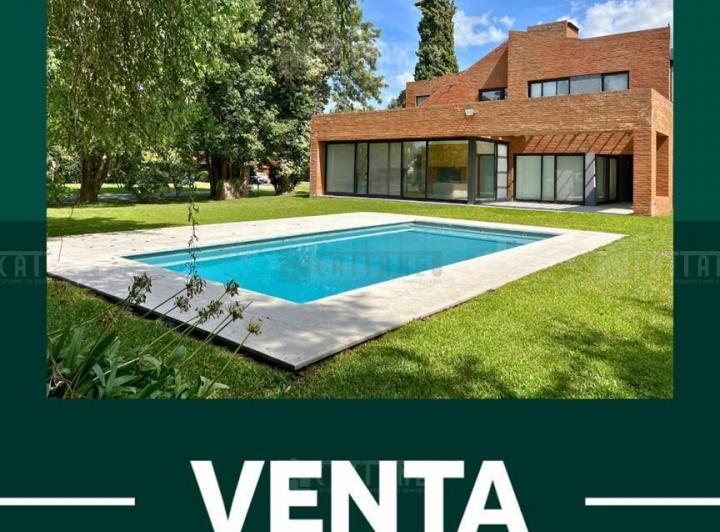 Casa · 223m² · 6 Ambientes · 3 Cocheras