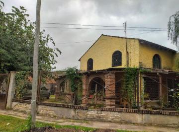 Casa · 150m² · 4 Ambientes · 3 Cocheras · Casa con Dos Lotes y Pileta a Una Cuadra de La Av