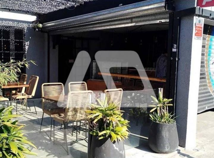 Local comercial · 244m²