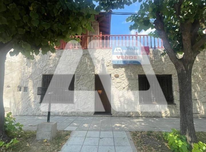 Casa · 180m² · 5 Ambientes · 4 Cocheras