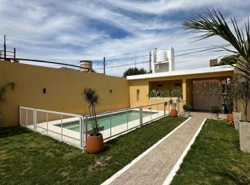 Casa · 207m² · Quincho con Pileta Equipado Completo