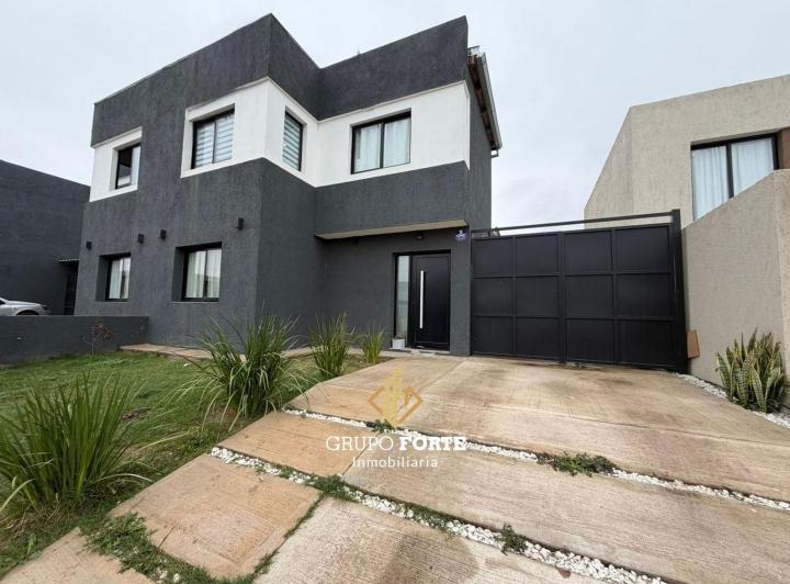 Casa · 117m² · 4 Ambientes · 3 Cocheras