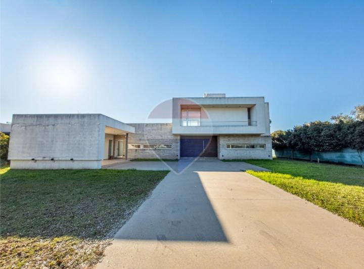 Casa · 392m² · 8 Ambientes · 1 Cochera