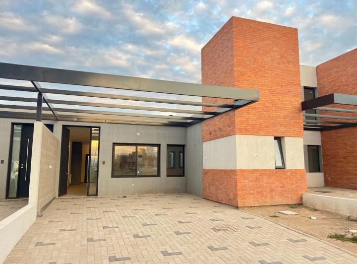 Casa · 100m² · 3 Ambientes · 2 Cocheras