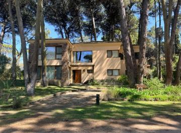 Casa · 300m² · 8 Ambientes · Alquiler en Carilo