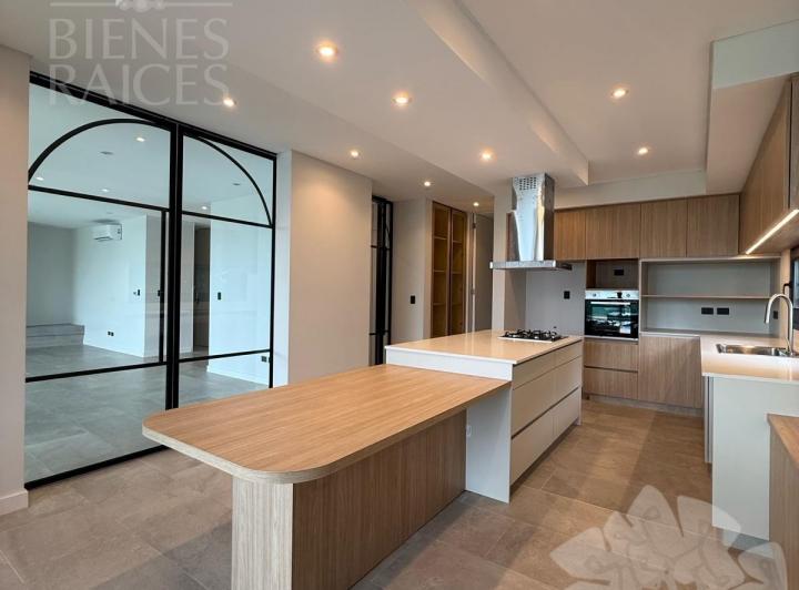 Casa · 234m² · 6 Ambientes · 4 Cocheras