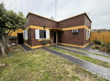 Casa · 115m² · 4 Ambientes · 1 Cochera · Venta Casa 4 Ambientes con Patio en Quilmes Oeste