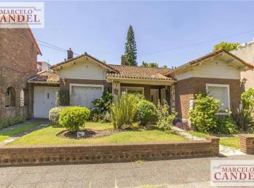 Casa · 225m² · 5 Ambientes · 1 Cochera · Venta de Casa en Lomas de Zamora Oeste Barrio Miñaqui con Jardin y Pileta
