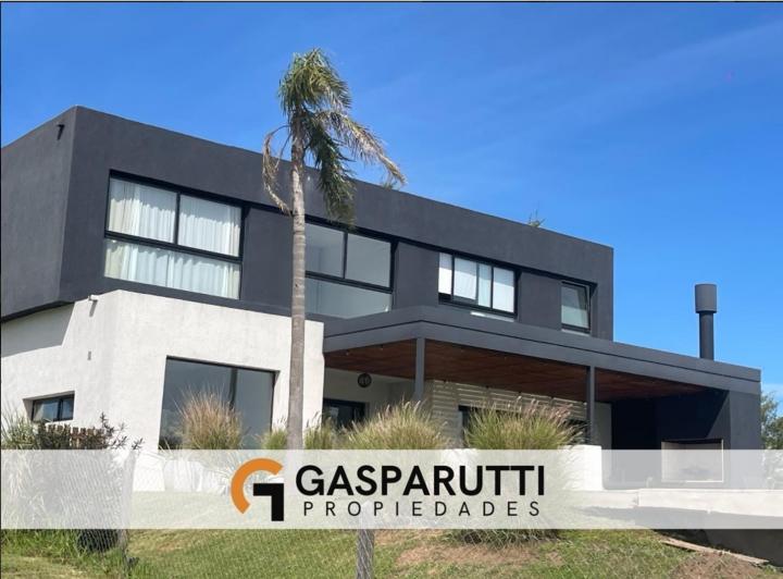 Casa · 200m² · 5 Ambientes · 5 Cocheras