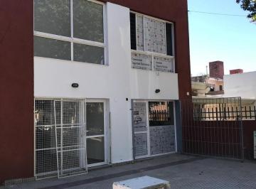 Local comercial · 110m² · 2 Ambientes · Local con Entrepiso en Pleno Bº Jardín!