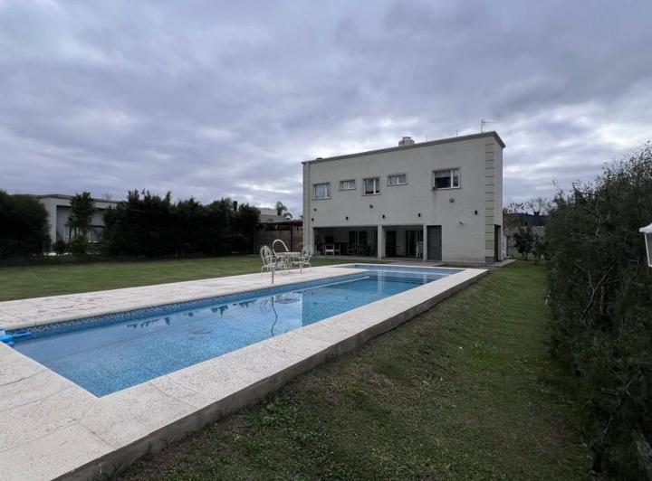 Casa · 184m² · 6 Ambientes · 2 Cocheras