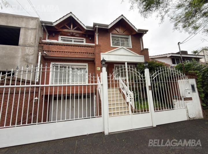 Casa · 300m² · 4 Ambientes · 3 Cocheras