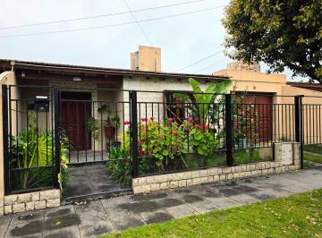 Casa · 176m² · 3 Ambientes · 2 Cocheras · Excelente Propiedad Familiar con Gran Quincho y Cochera Para 2 Autos