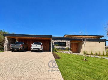 Casa · 400m² · 5 Ambientes · 2 Cocheras · Casa a Estrenar en Estancia El Terrón | Fondo Al Golf | 400 m² Cubiertos | Terreno de 1.650 m²