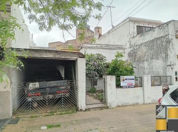 Casa de 3 ambientes, Lanús · Lote de Terreno a m. de Av J. D. Peron, Alsina Centro!