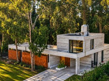 Casa · 220m² · 4 Ambientes · 2 Cocheras · Venta Casa Moderna 4 Amb Las Prunas