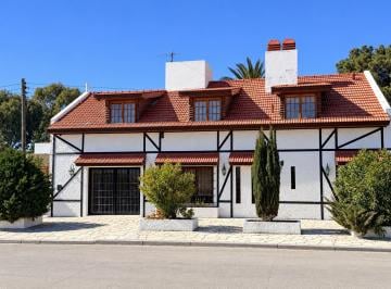 Casa · 351m² · 4 Ambientes · Casa en Venta - Ubicada Sobre Importante Av en Rada Tilly