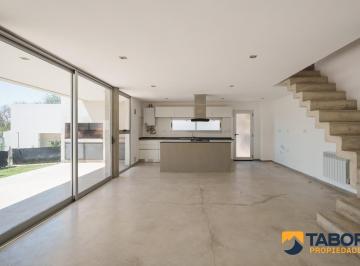 Casa · 170m² · 4 Ambientes · 2 Cocheras · Casa en Housing 3 Dorm, 3 Baños, Gran Patio - en La Carolina Village