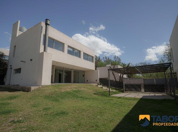 Casa · 170m² · 4 Ambientes · 2 Cocheras