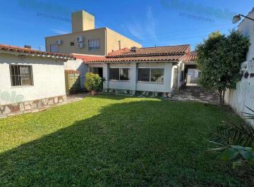 Casa de 4 ambientes, Morón · Venta – Chalet de 4 Ambientes con Cocheras, Jardín y Quincho – Morón