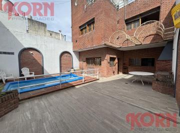 Casa · 309m² · 4 Ambientes · 3 Cocheras · Venta Casa Lote Propio 4 Ambientes con Dependencia Garaje Patio con Parrilla y Piscina, Monte Castro