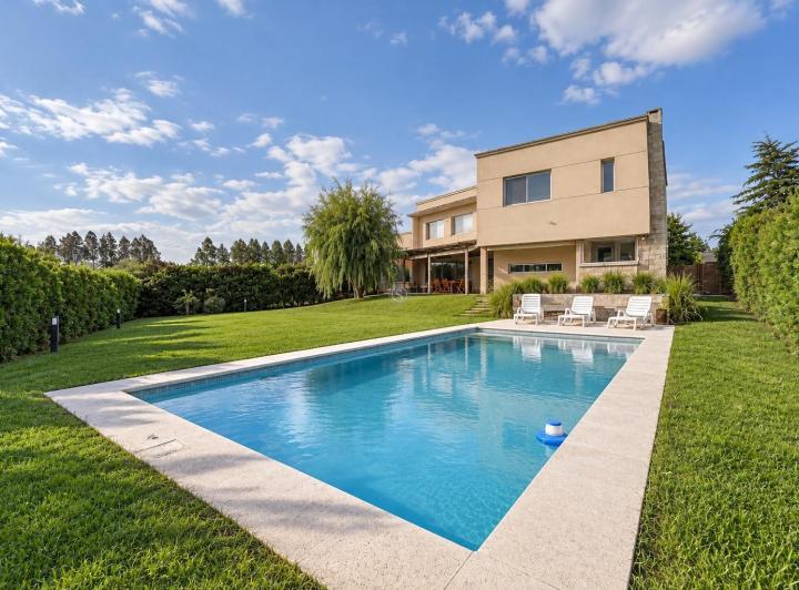 Casa · 220m² · 5 Ambientes