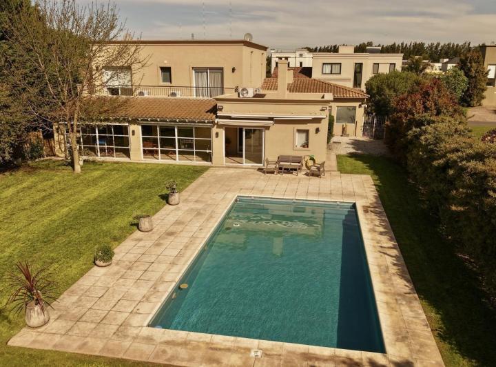 Casa · 334m² · 5 Ambientes · 2 Cocheras