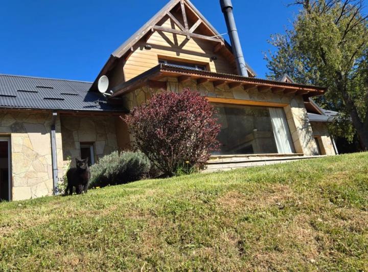 Casa · 240m² · 8 Ambientes · 1 Cochera
