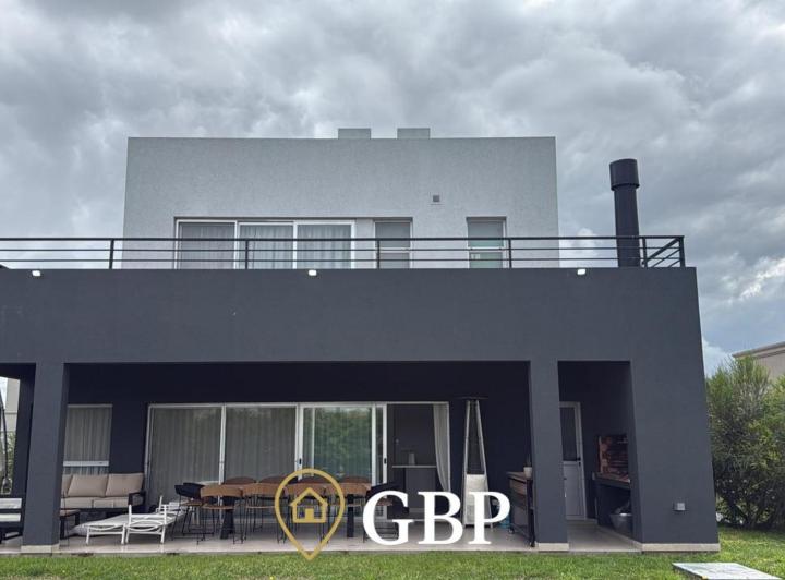 Casa · 229m² · 5 Ambientes · 3 Cocheras
