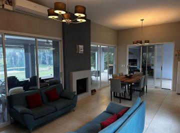 Casa · 230m² · 5 Ambientes · 2 Cocheras · Alquiler · Campos de Roca · 5 Ambientes· con Parrilla · 2 Cocheras · con Pileta