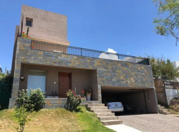 Casa · 250m² · 4 Ambientes · 2 Cocheras · Venta Casa 3 Dor. Barrio Cerrado Alto Warcalde!
