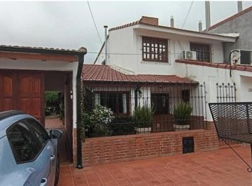 Casa · 200m² · 6 Ambientes · 7 Cocheras · Exc Casa 4 Dor Vta Esc/suite/gal/pil/jard B° Autódromo