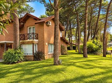 Casa · 500m² · 6 Ambientes · 5 Cocheras · Casa en Alquiler Anual en Pinamar 7 Ambientes 5 Habitaciones
