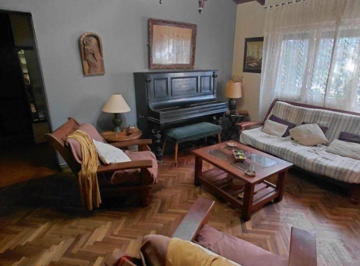 Casa · 213m² · 5 Ambientes · 2 Cocheras