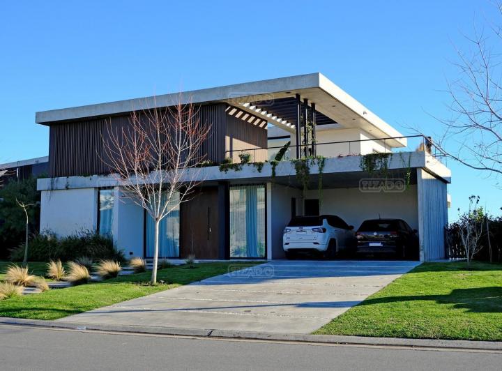 Casa · 290m² · 6 Ambientes · 1 Cochera